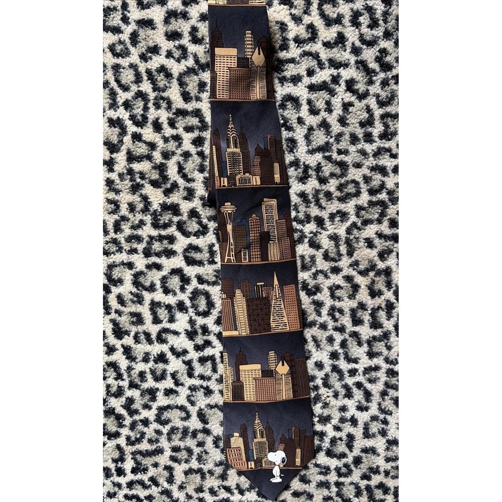 vtg Peanuts Snoopy "how Far Is My Supper Dish" 100% silk necktie tie skylines